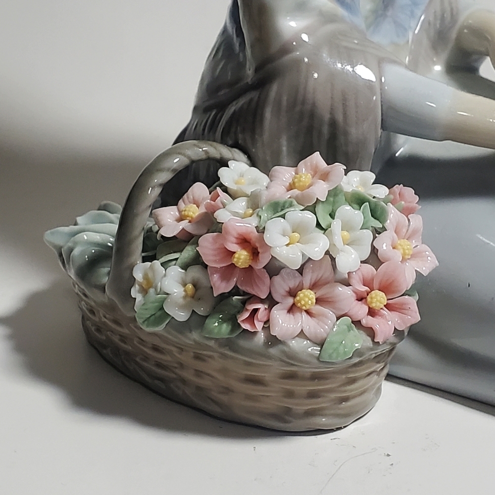 LLADRO Flower Song - 1988 Lladro Collector Society Figurine by LLADRO Vintage - Picture 5 of 10